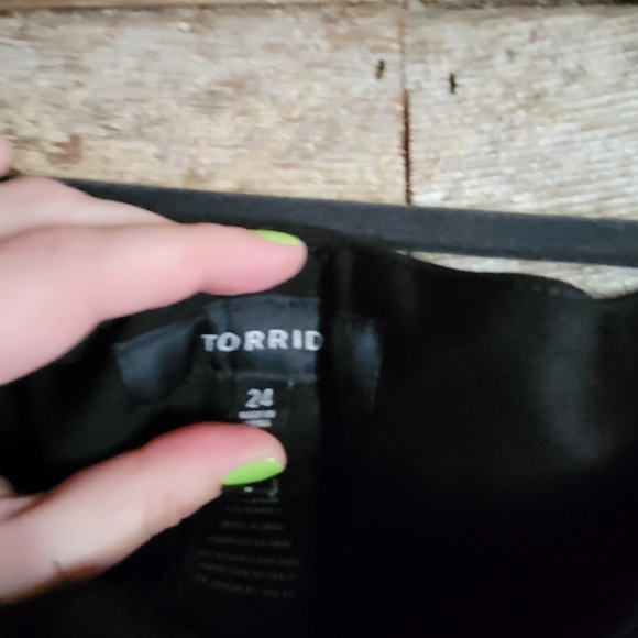 NWOT Torrid Plus Size Stretch Crop Pants - Picture 2 of 3
